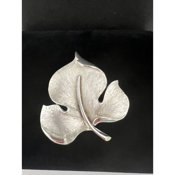 Vintage Designer Signed TRIFARI Silver Tone Leaf Brooch Pin - Picture 1 of 3